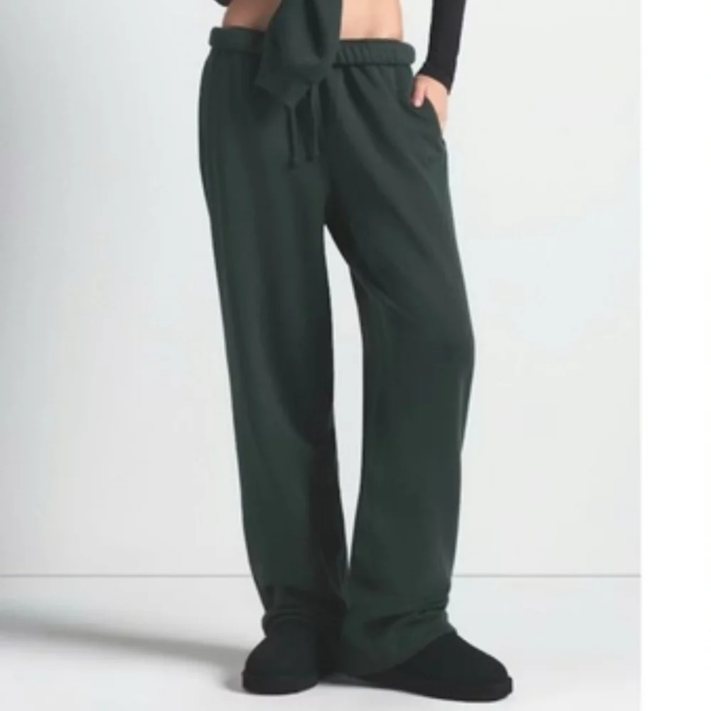 Skims Cotton Fleece Straight Leg Pant in Spruce NWT Size Small - Picture 1 of 16
